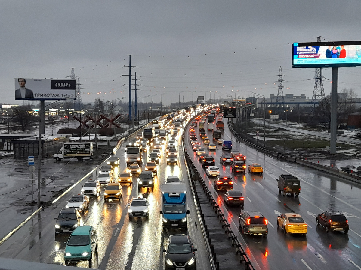 Вид с моста через Ленинградское шоссе.