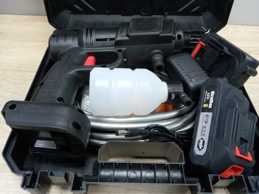 Минимойка - довольно удобная вещь, как показала практика. Удобно, что два аккумулятора в комплекте и пластиковый кейс. Шланг очень длинный. Это минус, который легко убрать. Еще минус в том, что розетка для зарядки аккумуляторов нестандартная. Нужен специальный переходник.