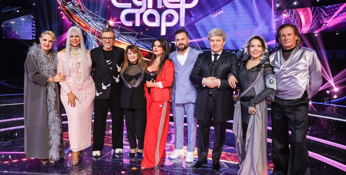 Все участники шоу "Суперстар-2025" с ведушими шоу