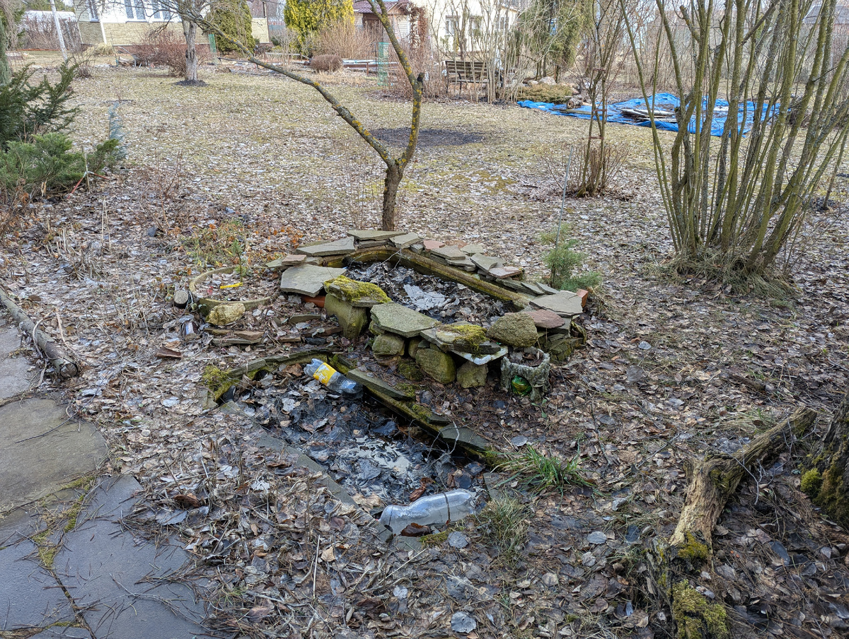 Бутылки на зиму специально в пруд закинуты, что бы ванные не лопнули.