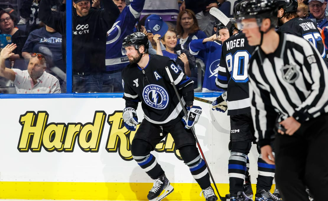 Никита Кучеров выдал мощный матч против "Айлендерс". Фото: НХЛ