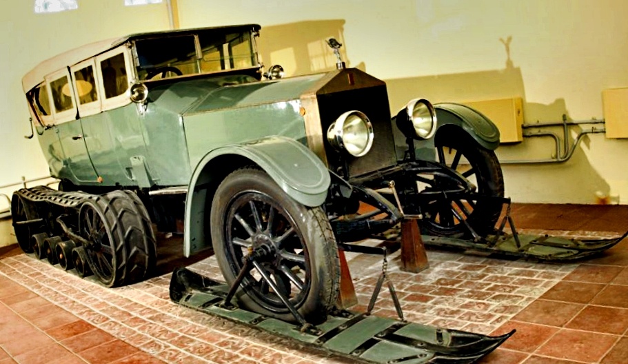 Автомобиль «Роллс-Ройс» модели Silver Ghost («Серебряный призрак») или «Сильвер гоуст 40-50», кото­рым пользовался В. И. Ленин. Модификация «Континентал», оснащенная полугусеничным ходом.