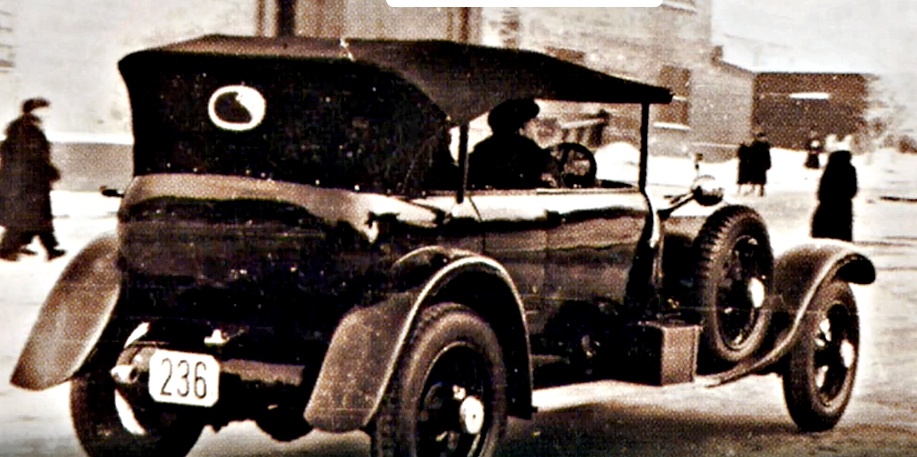 Автомобиль «Роллс-Ройс» с регистрационным номером 236 на московской улице 20-х годов двадцатого века.