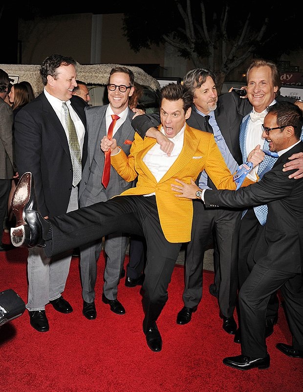    Слева направо: режиссер Бобби Фаррелли, продюсер Джои МакФарланд, актер Джим Керри, режиссер Питер Фаррелли, актер Джеф Дэниелс, продюсер Риза Азиз на премьере «Тупой и еще тупее 2», 2014 год. Фото: Jeffrey Mayer / WireImage / Getty Images