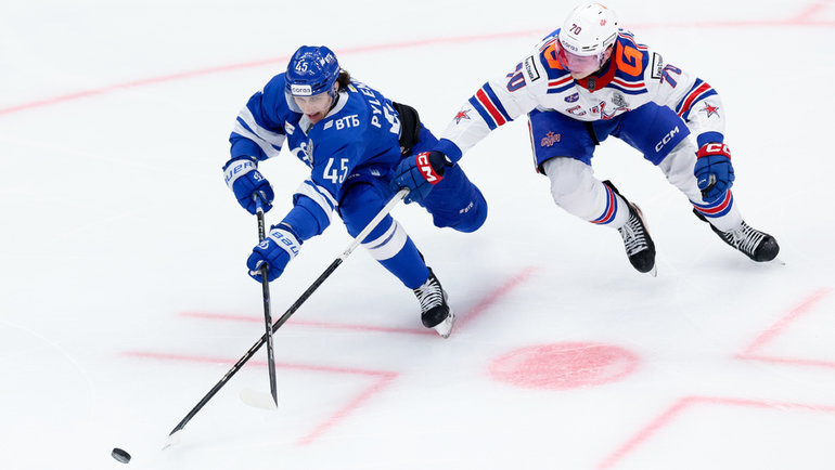    Защитник московского «Динамо» Даниил Пыленков и нападающий СКА Захар Бардаков.Дарья Исаева