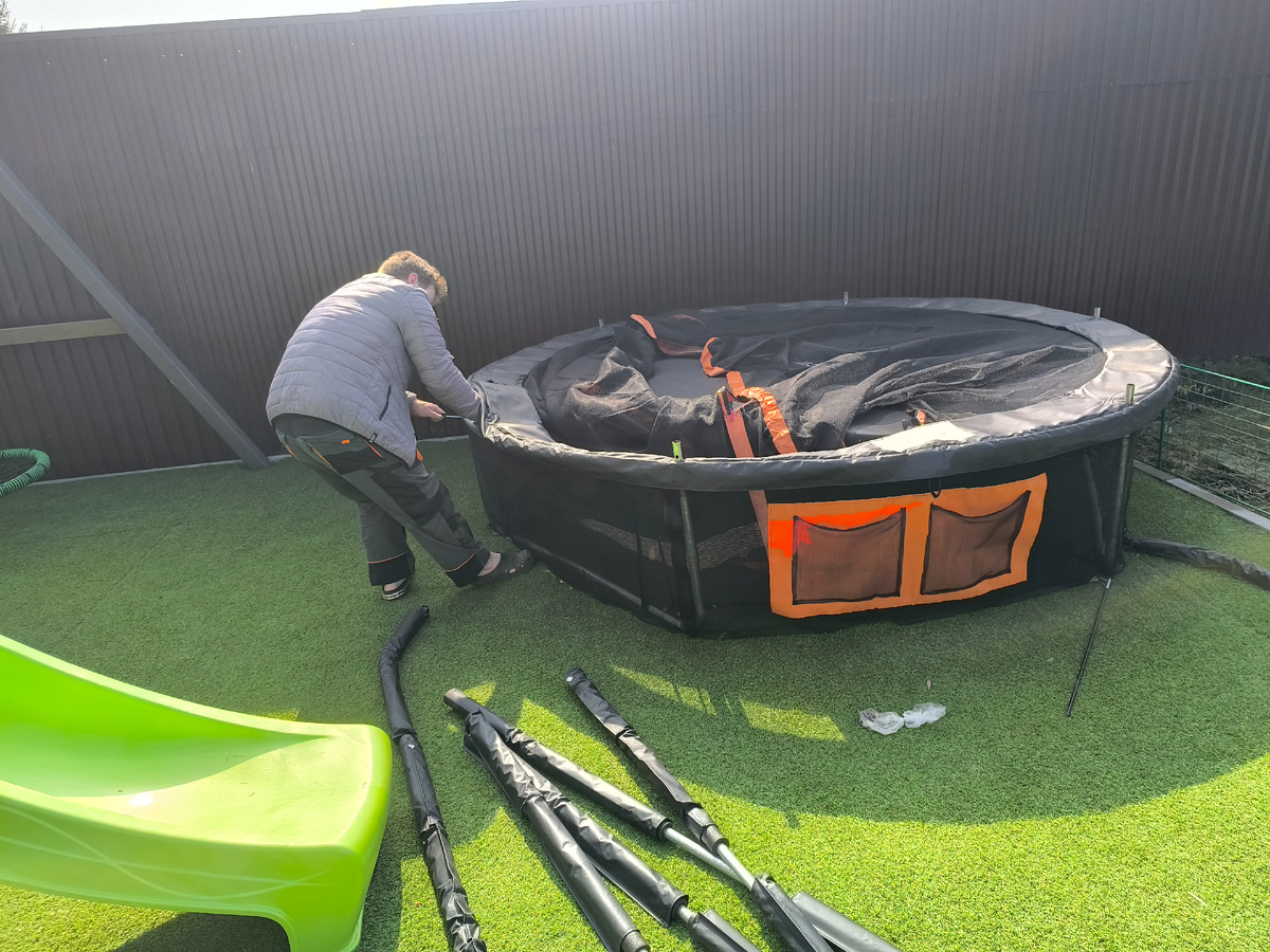 Собирает после зимы.