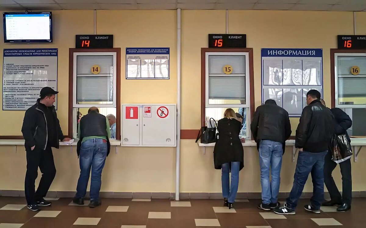 Это сейчас номера окошек, электронная очередь... А раньше был трэш.