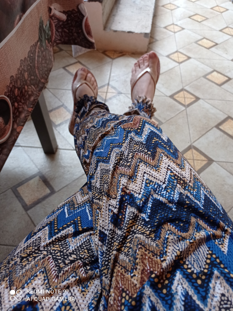 У нас  был номер в гостевом доме. Номер был класска :средний. (было постельное, полотенца, наборы для гостя, кондей. Стиралка зп доп плату)