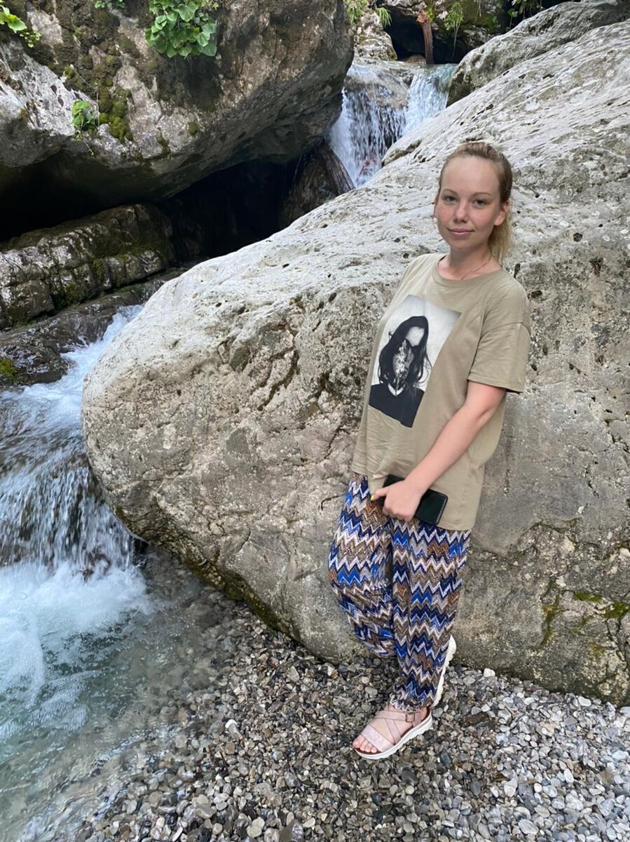 первая вылазка после ротовируса, поехали  к водопаду на конях)