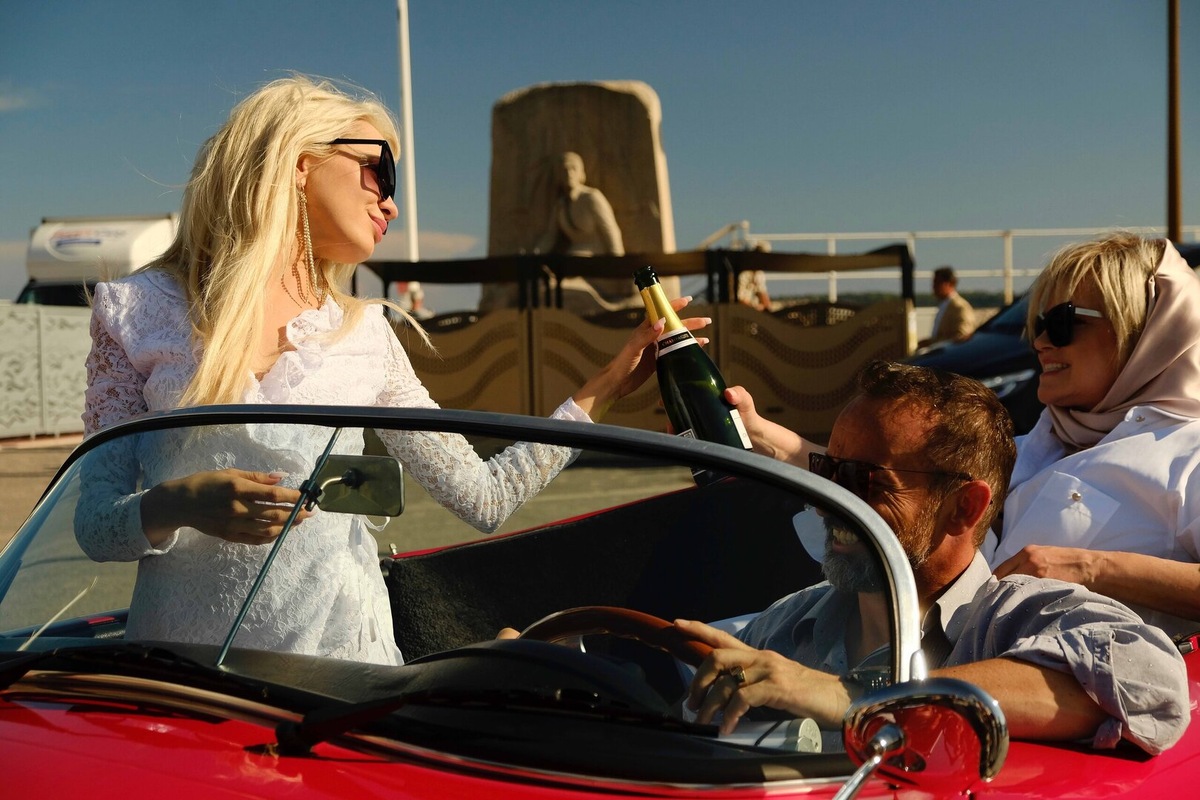 Кадр из фильма "Эскортницы" 