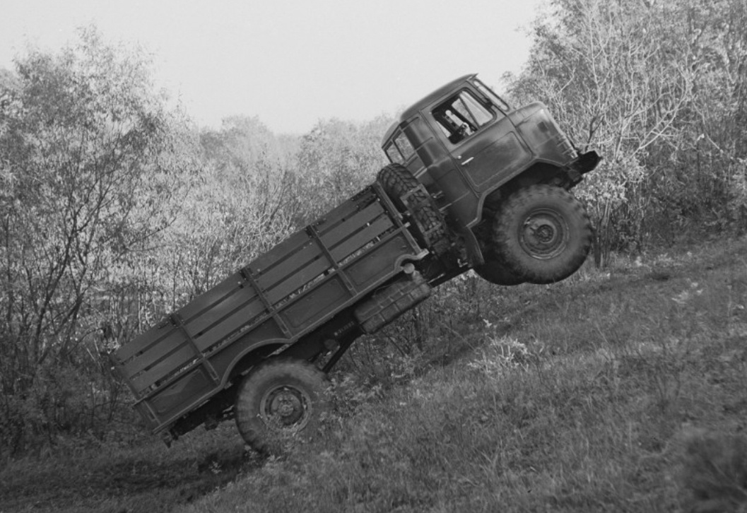 Октябрь 1968 г. Грузовой автомобиль ГАЗ-66 производства Горьковского автомобильного завода во время испытаний на крутом подъеме. (Фото: Владимир Войтенко / ТАСС )