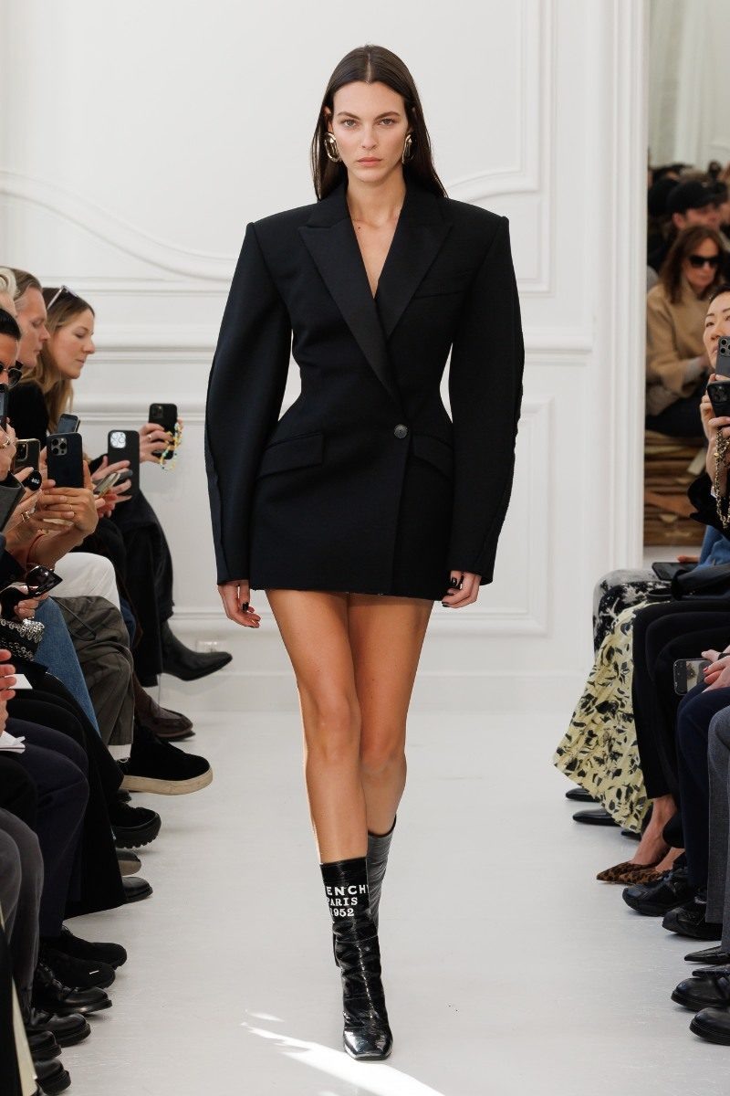 GIVENCHY коллекция осень-зима 2025/26 в фотографиях