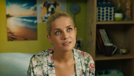 Побитая жизнью и опытная первокурсница Полина.