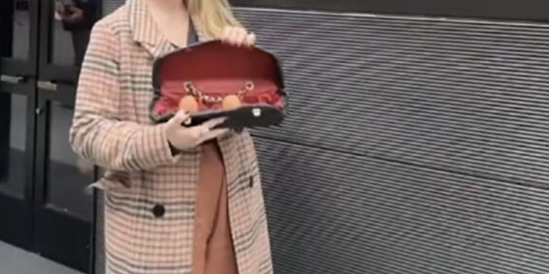 Самый роскошный и веселый аксессуар сезона: клатч для яиц