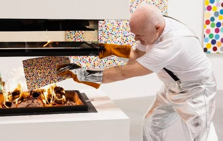 Дэмиен Херст сжигает свои картины, BBC.сom