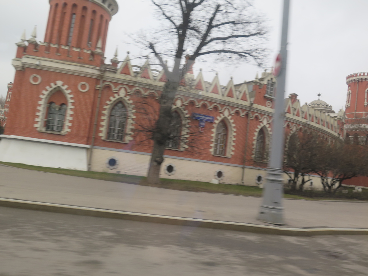 Петровский Замок из окна общественного транспорта.
