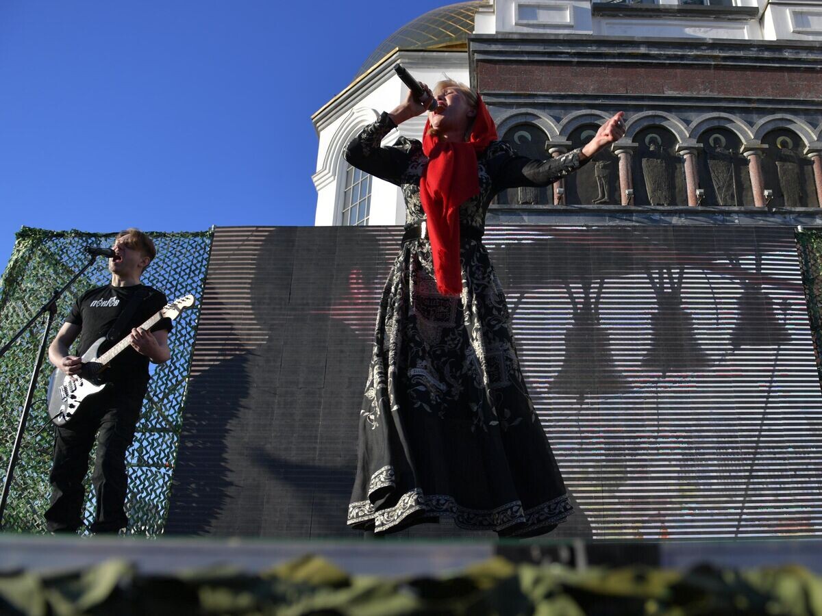    Певица Вика Цыганова выступает на церемонии открытия уличной выставки, посвященной операции "Поток", у Храма-на-Крови в Екатеринбурге© РИА Новости / Павел Лисицын