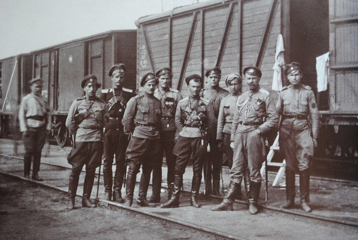    Калмыков в центре в папахе.