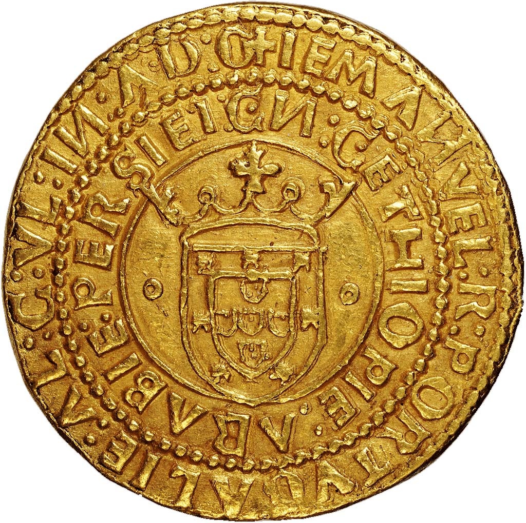 Аверс монеты крупным планом с титулатурой Мануэла I и его гербом. Музей Лиссабонского монетного двора