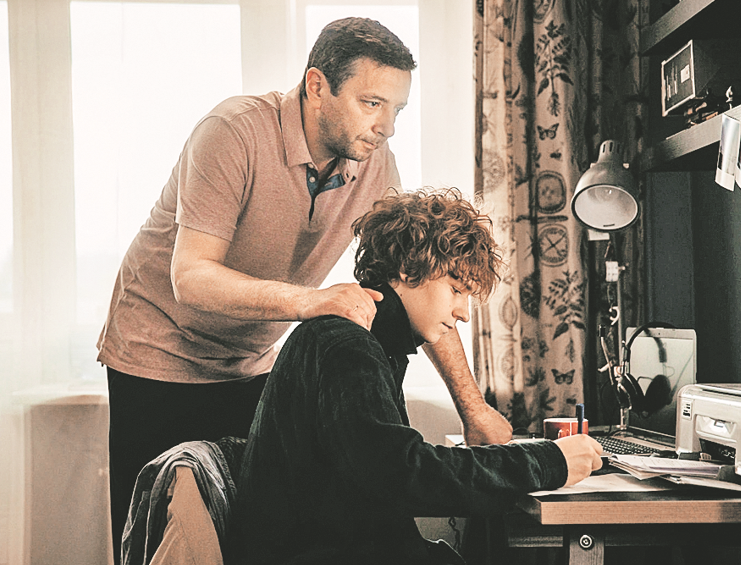 Папу героя Макара в «Пингвинах моей мамы» сыграл Алексей Агранович. Фото: кадр из фильма