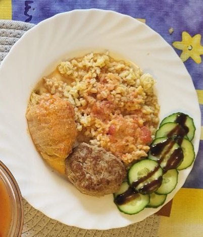 вот видите он слева лежит рядом с котлеткой)