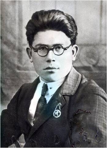 Ярмол и н с к и й Н и ко л а й А н д р и а н о в ич
(1912–1943) – пошёл на фронт добровольцем, хотя
имел бронь как специалист мостостроения, работая начальником строительства. Был призван Тогульским РВК в звании рядового. Погиб на Курской дуге.
