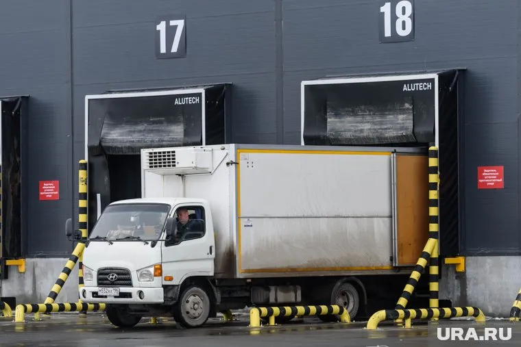 На территории распределительного центра действует более 250 единиц спецтехники
Фото: Илья Московец © URA.RU