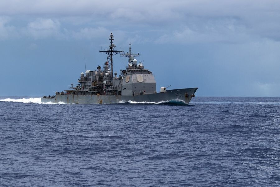    Ракетный крейсер ВМФ США проходит через Тайваньский пролив / Источник: © ABACA/ТАСС