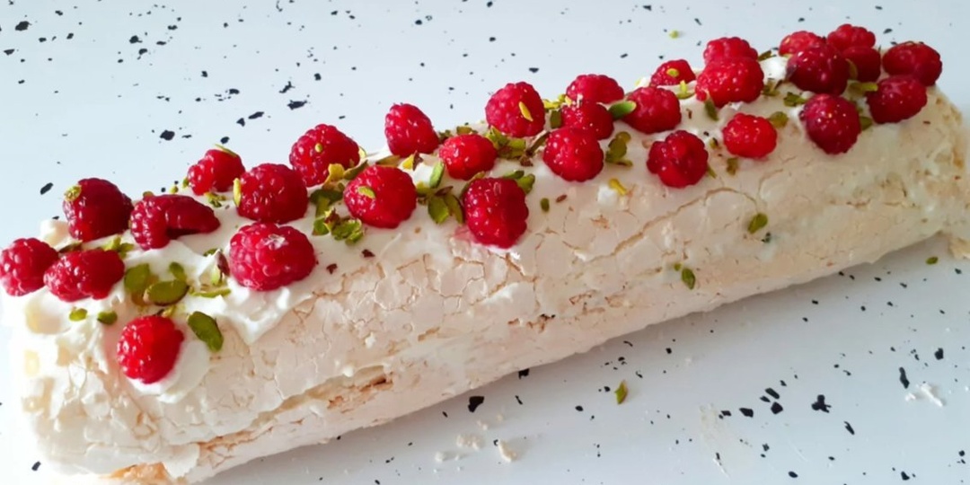 Меренговый Рулет с малиной и фисташками, нежный как облако!