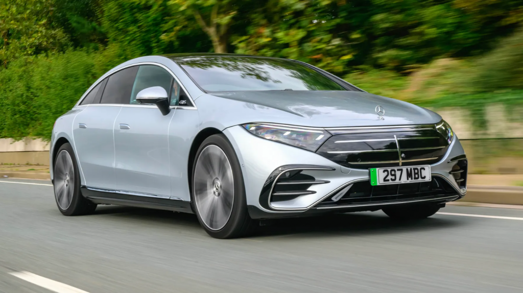 Электромобиль Mercedes-Benz EQS. Говорят, владельцы «электричек» сегодня ездят больше, чем те, кто предпочитают автомобили с традиционными ДВС (данные аналитиков по Великобритании).