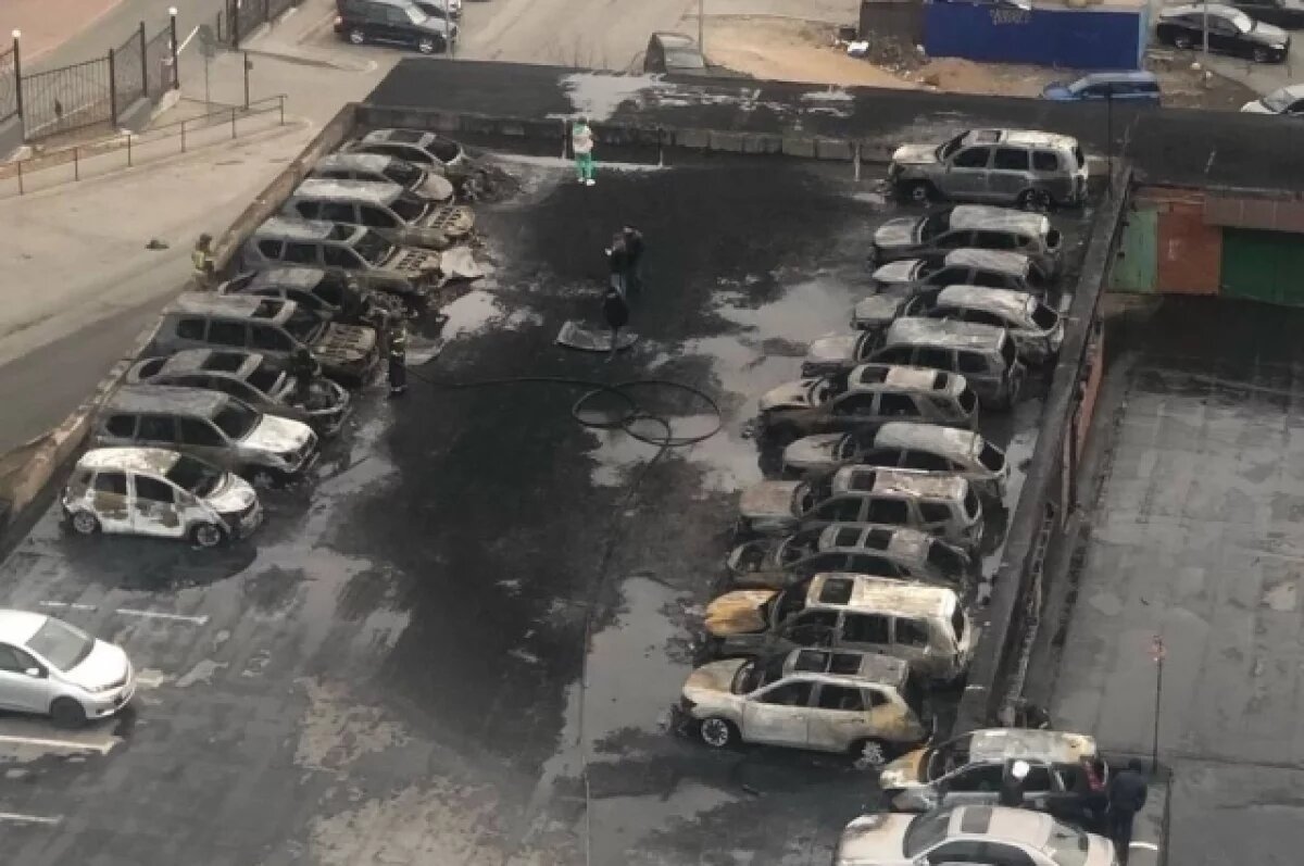    Автомобили находятся на прежнем месте, но парковка не используется