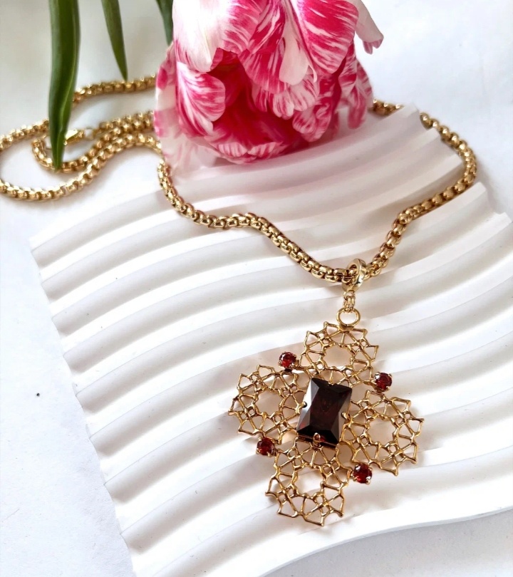 Украшение с цирконом. Здесь и далее изображения с ресурса Яндекс. Картинки.