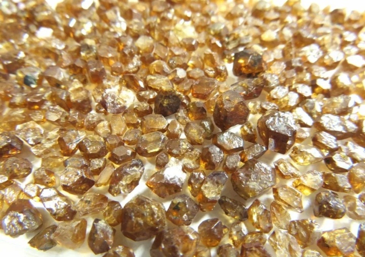 Природный циркон без обработки.