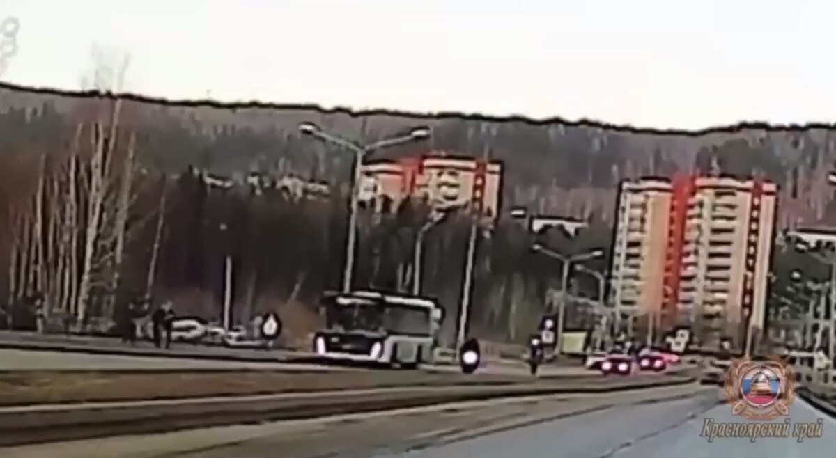     В Железногорске мотоциклист хотел проделать трюк и устроил ДТП с автобусом