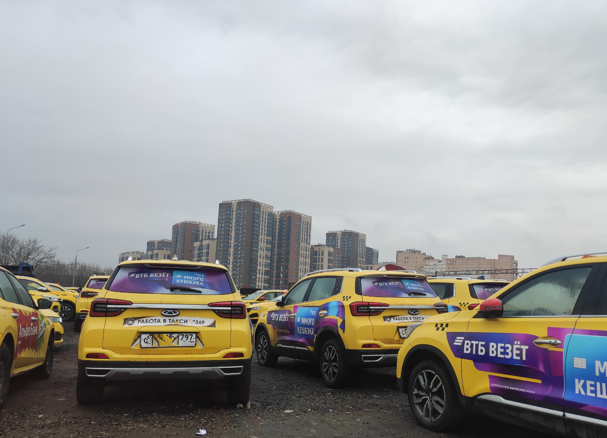 В конце Варшавки чуть не тысяча такси стоят