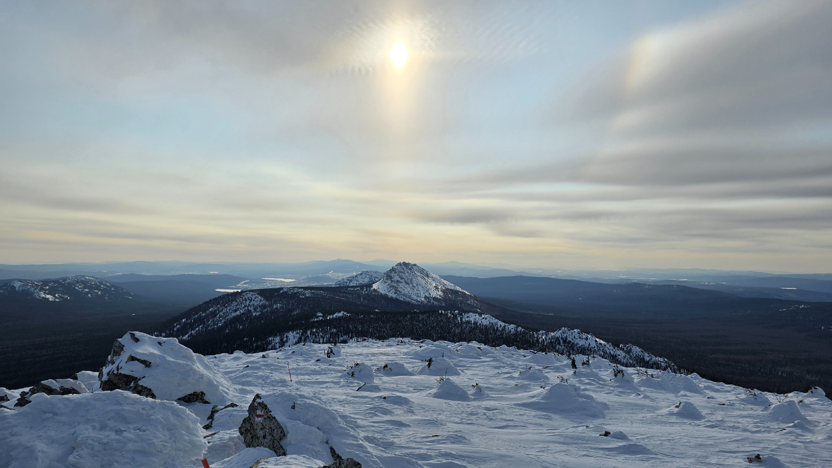 НП Таганай Откликной гребень вид с Круглицы март 2025