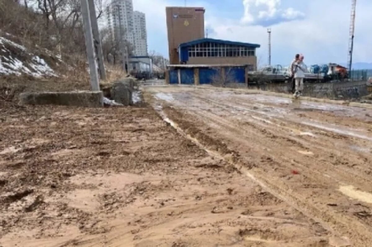    Аварийная бригада Владивостокских электрических сетей уже работает на месте прорыва