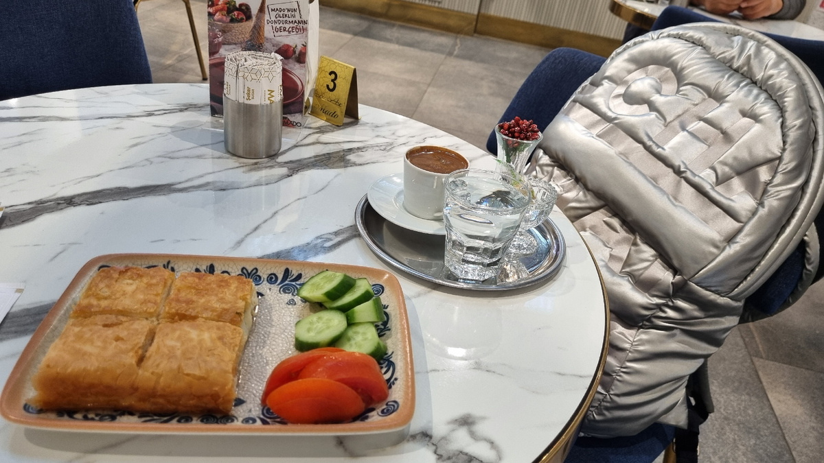 Традиционный су-бурек и кофе на дорожку