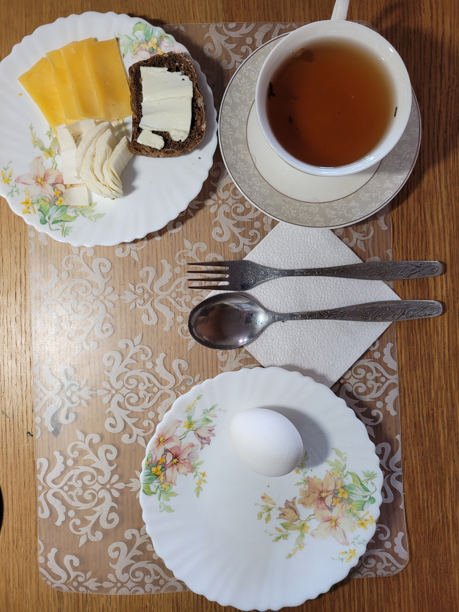 Яйцо, пекинская капуста, сыр, хлеб с маслом, чай