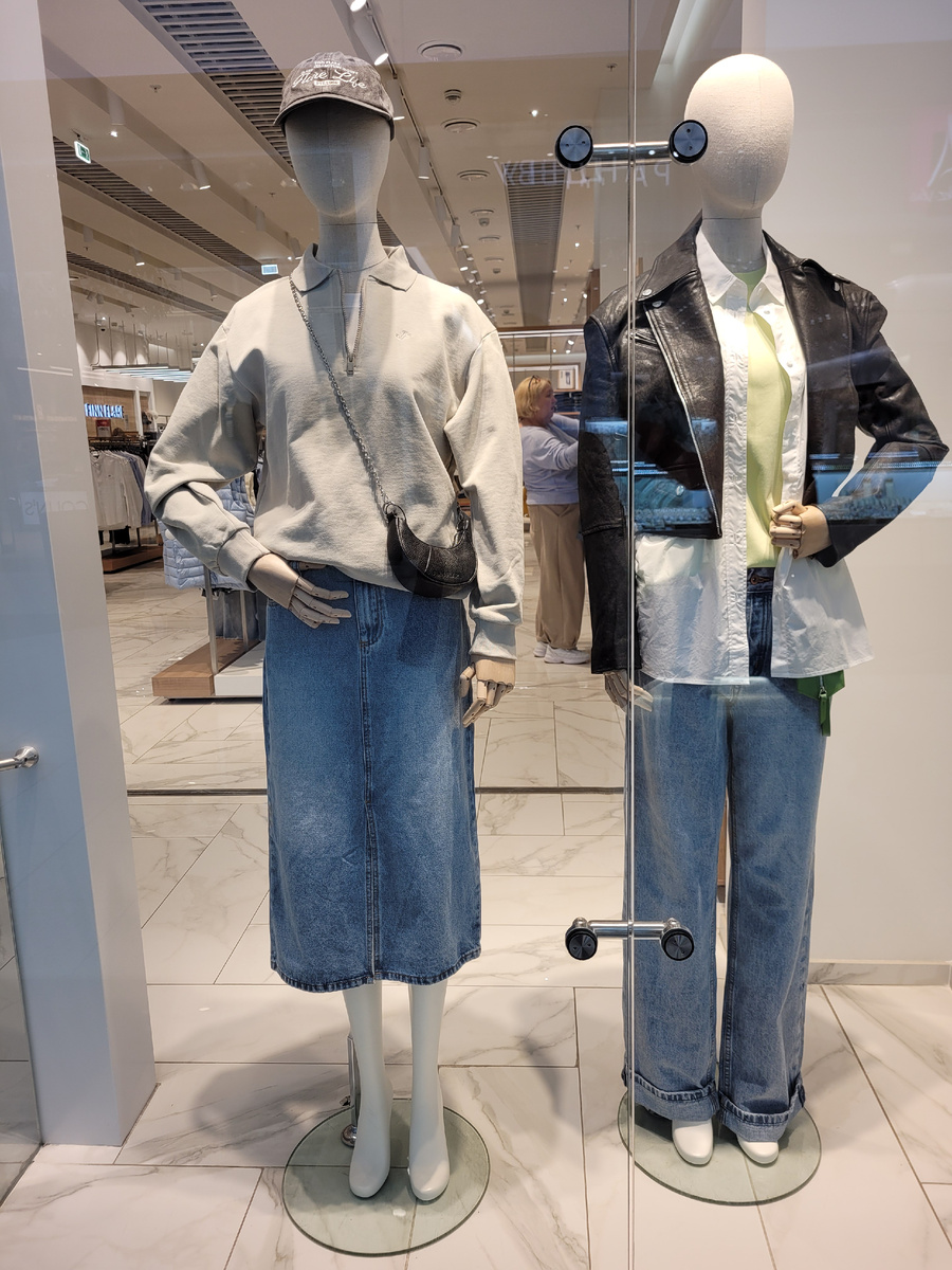 Джинсовая юбка и широкие джинсы