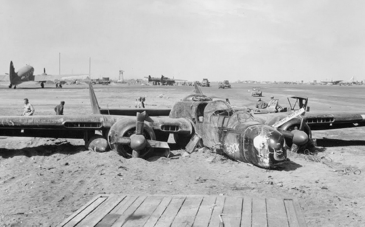 Наземный персонал американской авиабазы Иводзима на месте крушения самолета P-61B-1 "Black widow" из 548-й ночной истребительной эскадрильи. Япония, архипелаг Кадзан, 20 апреля 1945 года