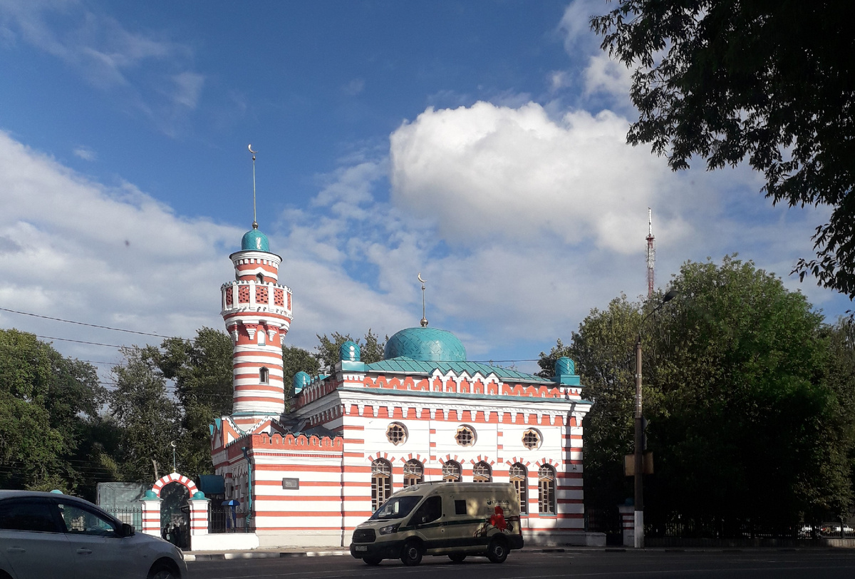 Построена мечеть в 1906 году по просьбе мусульманской общины города, преимущественно состоявшей из татар; мечеть поэтому ещё называется «татарской», о чем указано в документе о присвоении зданию статуса «Памятника архитектуры»