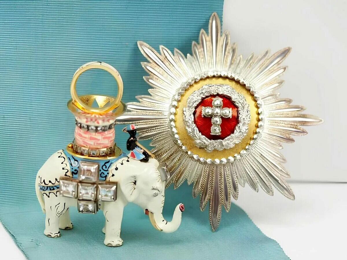 Орден датского слона в виде слоника и нагрудного знака.