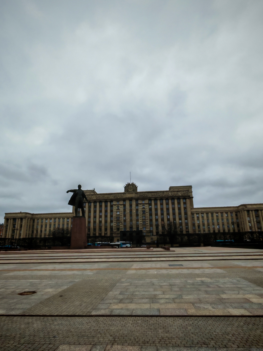 Пасмурно утро на Московской площади. 