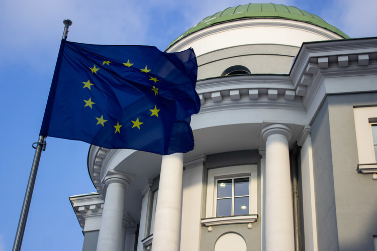    «Как только председатель Европейской комиссии Урсула фон дер Ляйен объявила о выделении 800 миллиардов евро на оборону, акции немецкой Rheinmetall выросли на 19 процентов».   
Фото: © Vlad Karkov/ via Global Look Press / www.globallookpress.com