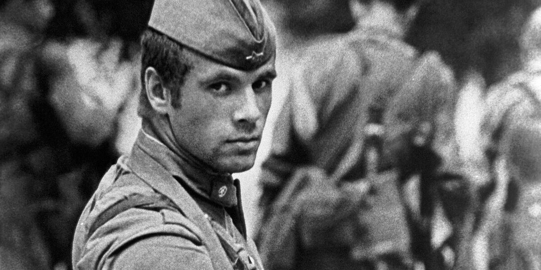 Эта фотография советского солдата взбудоражила весь мир из-за одной детали. Что с ней не так?