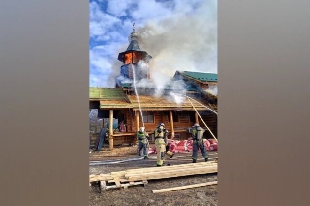    Причину пожара установят дознаватели. Фото: ГУ МЧС по Красноярскому краю