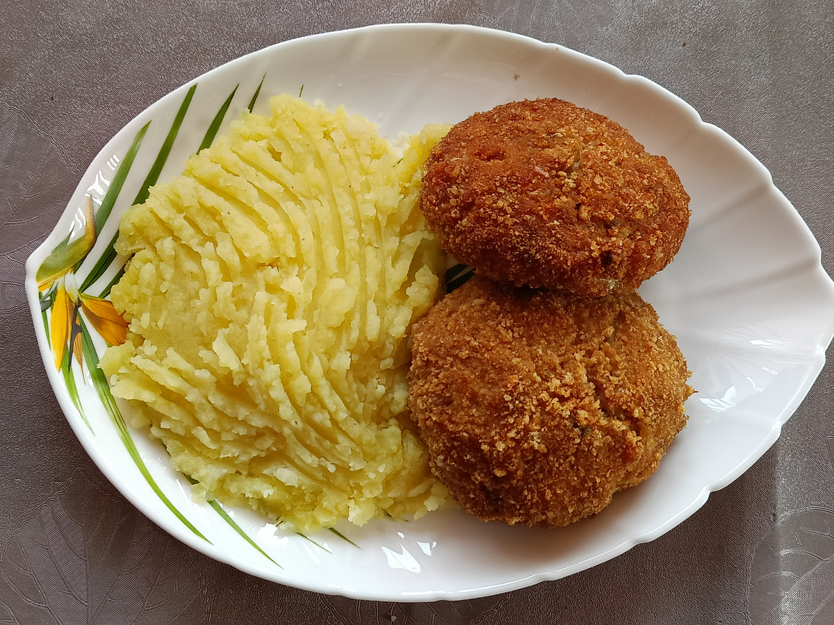 Плюс своя овощная икра и сметана.