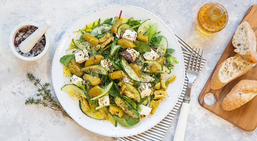 Зеленый салат с маринованным сыром и оливками  📷
