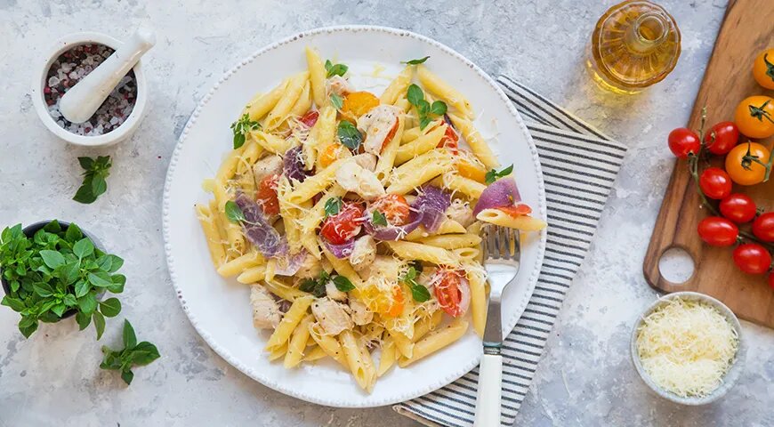   Паста с курицей и помидорами